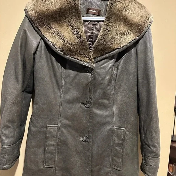 Danier XS insulated leather coat wit beautiful faux trim in great used condition - Picture 10 of 10
